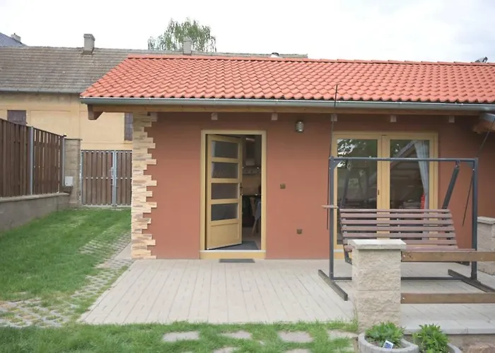 Utulny Domek V Zahrade V Unhosti Nedaleko Letiste 사진