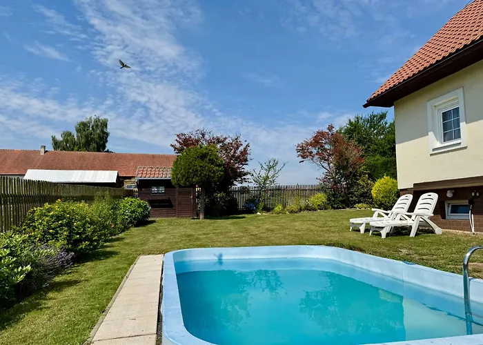 Rodinny Dum V Prirode Kresin  Foto